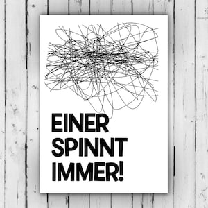 Könnte beinhalten: Ein weißes Poster mit schwarzem Text und einem schwarzen Gekritzel-Design. Der Text lautet "EINER SPINNT IMMER!" in fetter, serifenloser Schrift. Das Gekritzel-Design befindet sich über dem Text und besteht aus vielen sich kreuzenden schwarzen Linien.