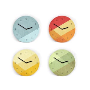 Könnte beinhalten: Vier runde Wanduhren mit geometrischen Designs. Jede Uhr hat ein anderes Farbschema: Blau, Rot-Orange, Gelb-Orange und Grün-Grau. Die Uhren haben schwarze Zeiger und Zahlen am Rand.