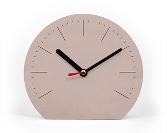 Single-color table clock with lines - Many modern colors to choose from - 3 sizes - Small to large - Quiet movement - Clock to stand up