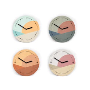 Könnte beinhalten: Vier runde Wanduhren mit abstrakten Landschaftsdesigns. Jede Uhr hat eine andere Farbpalette, darunter Blau, Orange, Rosa und Braun. Die Uhren haben schwarze Zeiger und eine minimalistische Ästhetik.