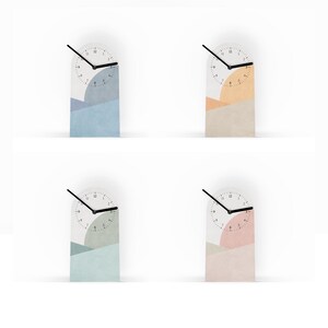 Könnte beinhalten: Vier minimalistische Uhren mit abstrakten Landschaftsdesigns. Jede Uhr hat ein weißes Zifferblatt mit schwarzen Zeigern und einen schwarzen, gewölbten oberen Teil. Die Sockel zeigen Pastellfarben von Blau, Orange, Grün und Rosa.