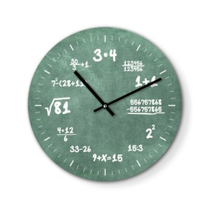 Könnte beinhalten: Eine runde Wanduhr mit einem grünen, tafelartigen Zifferblatt. Weiße mathematische Gleichungen und Zahlen sind auf dem Zifferblatt aufgedruckt. Schwarze Zeiger zeigen die Uhrzeit an. Ein einzigartiger Dekorationsartikel.