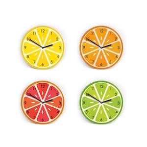 Könnte beinhalten: Vier runde Wanduhren mit Fruchtscheiben-Designs. Die Uhren zeigen eine Zitrone, Orange, Grapefruit und Limettenscheibe, jeweils mit schwarzen Zeigern und Zahlen. Die Uhren sind gelb, orange, rot und grün.