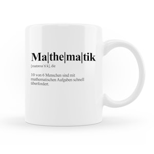 Könnte beinhalten: Weiße Keramik-Tasse mit dem Wort "Mathematik" in fetter schwarzer Schrift. Darunter die phonetische Aussprache und ein deutscher Satz. Die Tasse hat einen gebogenen Henkel.