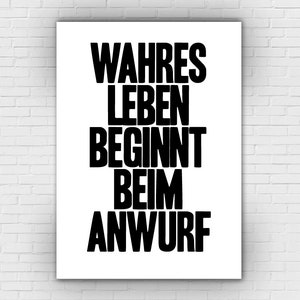 Könnte beinhalten: Ein weißes Poster mit schwarzem Text, auf dem "WAHRES LEBEN BEGINNT BEIM ANWURF" steht. Der Text ist vertikal in einer fetten, serifenlosen Schrift gestapelt. Das Poster wird vor einer weißen Backsteinmauer angezeigt.