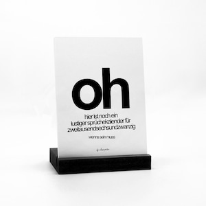 OH - Lustiger Sprüchekalender 2026 - Zum bisschen totlachen - Kleiner Tischkalender - 13 Karten mit Holzfuss - Typostyle - Witziges Geschenk