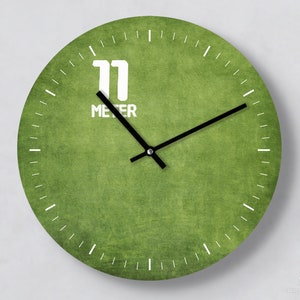 Coole Wanduhr | Fussball Elfmeter | 30 cm | Leise | Handmade | Grün | Hingucker | Fußballfan | Torschuss | Geschenk für Fußballspieler