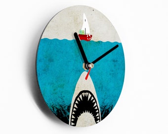 Pequeño reloj de pared 15 cm - Maldición - Gran tiburón debajo de un pequeño bote - Mar profundo - Dulce decoración - Marítimo - Movimiento silencioso