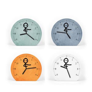 Könnte beinhalten: Vier dekorative Uhren mit einem Strichmännchen-Design. Jedes Zifferblatt hat eine andere Farbe: hellblau, blau, orange und weiß. Die Uhren haben schwarze Zeiger und eine Strichmännchen-Figur in der Mitte.