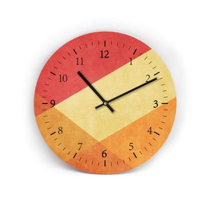 Könnte beinhalten: Runde Wanduhr mit farbenfrohem geometrischem Design. Das Zifferblatt hat ein rot-, gelb- und oranges Farbschema mit schwarzen Zeigern und Zahlen. Die Uhr hat einen Durchmesser von ca. 30 cm.