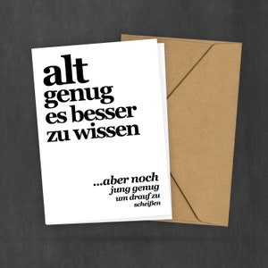 Spruchkarte - Alt genug es besser zu wissen, aber noch jung genug... -  Postkarte zum Geburtstag - Alter - Typocard - 2 Karten - 1 Umschlag
