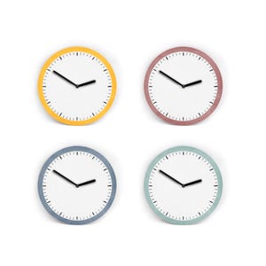 Könnte beinhalten: Vier runde Wanduhren mit weißen Zifferblättern und schwarzen Zeigern. Jede Uhr hat einen unterschiedlich farbigen Rand: gelb, rosa, blau und grün. Die Uhren befinden sich vor einem weißen Hintergrund.