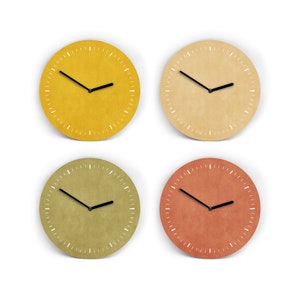 Könnte beinhalten: Vier runde Wanduhren in Gelb-, Beige-, Grün- und Orangetönen. Jede Uhr hat schwarze Zeiger und weiße Minutenmarkierungen. Die Uhren haben ein schlichtes, modernes Design.