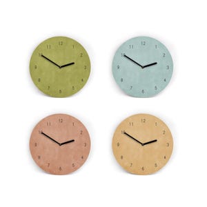 Könnte beinhalten: Vier runde Wanduhren in Grün-, Blau-, Rosa- und Beigetönen. Jede Uhr hat schwarze Zeiger und schwarze Ziffern. Die Uhren sind quadratisch auf weißem Hintergrund angeordnet.