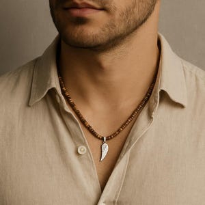 Heren Zomer Boho Ketting, Houten Kraal Veer Hanger | Cadeau voor hem, vriend, echtgenoot, zoon | Minimalistische strand-, reis- en festivalsieraden