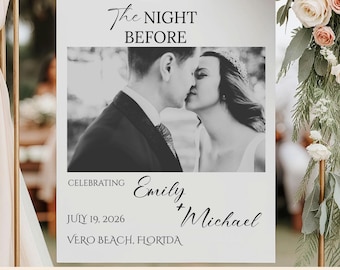 Może przedstawiać: Witamy znak weselny z napisem "WELCOME TO The NIGHT BEFORE" i czarno-białym zdjęciem całującej się pary. Znak zawiera również imiona "Emily + Michael", datę "JULY 19, 2026" i lokalizację "VERO BEACH, FLORIDA".