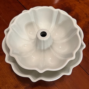 Nordic Ware White Bundt Pan Set Vintage Fluted Tube Cake Pans in Two Sizes Retro Bakeware for Bundt Cakes, Coffee Cakes, and Gelatin Molds