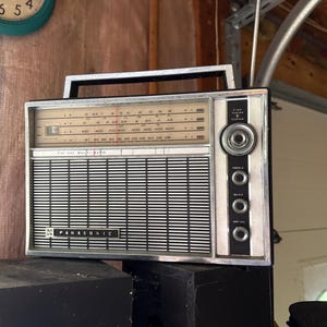 Radio multibanda Panasonic RF-100 MA AM-FM vintage de los años 60: radio portátil de transistores de mediados de siglo, radio retro funcional.