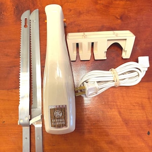 Vintage GE General Electric Electric Carving Knife with Wall Mount & Blades – 1960s/1970s Kitchen Appliance Farmhouse Country Utensil Gadget