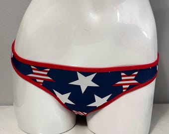 LeoLines, LLC ™ Bikini talla AXL - Tela de spandex con estampado de estrellas y rayas, ropa interior diseñada para mujeres y niñas transgénero mtf