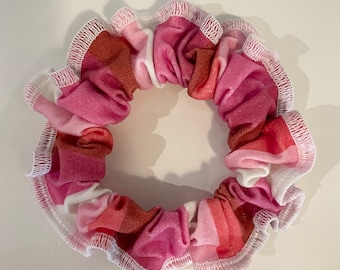 LeoLines,LLC ™ Scrunchie mit Lesben-/Lippenstift-Flaggen-Print