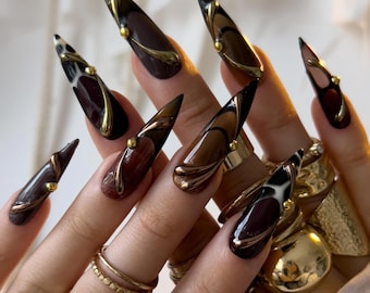 Uñas postizas marrones estilo stiletto con detalles dorados, diseño de uñas 3D con tachuelas doradas de lujo, punta francesa, uñas elegantes hechas a mano para fiestas.