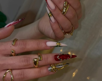 Uñas navideñas con brillo de acebo / Uñas con copos de nieve y purpurina roja / Elegante diseño navideño con bayas / Uñas de regalo con cuadros verdes