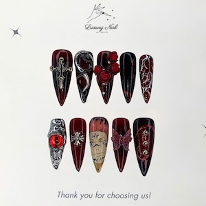 Unhas postiças de anime Sa.ku.ne feitas à mão com detalhes Swa.rovske de guerreiros – design luxuoso em vermelho e branco para um visual ousado e estiloso, presente