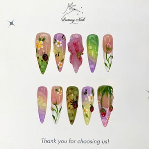 Spring Bloom Nagelset - Handgefertigte Press-On-Nägel mit 3D-Blumen und Käfer-Design, weiche Frühlingsnagelkunst, einzigartiges saisonales Geschenk für Sie