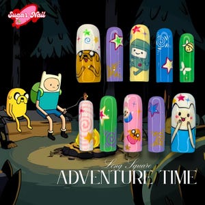 Puede incluir: Juego de diseños de uñas con temática de Adventure Time, con varios personajes en uñas cuadradas largas. El conjunto incluye imágenes de Finn, Jake, BMO y otros personajes, con fondos coloridos y detalles de estrellas. El logotipo de Sugar Nail es visible.
