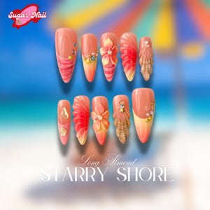 Puede incluir: Un conjunto de diez uñas artificiales largas en forma de almendra. Las uñas presentan varios diseños, incluyendo adornos florales, detalles de conchas marinas y combinaciones de colores degradados en rosa, naranja y rojo. El texto "Sugar Nail" y "Starry Shore" son visibles.