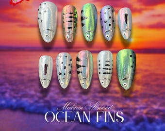 Holovissen kunstaas persnagels | Visnagels | Rare nagels | Kitsch | Middelgrote amandelnagels | Gelnagels | Natuur | Zomer | Veelkleurige nagels