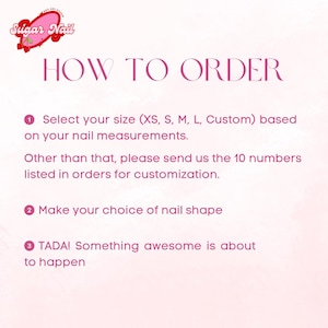 K&ouml;nnte beinhalten: Rosa-wei&szlig;e Grafik mit dem Text "Sugar Nail" und "HOW TO ORDER". Anweisungen umfassen die Auswahl einer Gr&ouml;&szlig;e, die Wahl einer Nagelform und eine abschlie&szlig;ende Notiz. Das Bild ist f&uuml;r Nagelkunst.