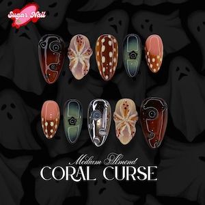 Pode incluir: Um conjunto de unhas artificiais em forma de amêndoa média com vários designs. As unhas apresentam cores como castanho, rosa, verde e prata, com padrões que incluem bolinhas, desenhos florais e espirais abstratas. O texto "CORAL CURSE" é visível.