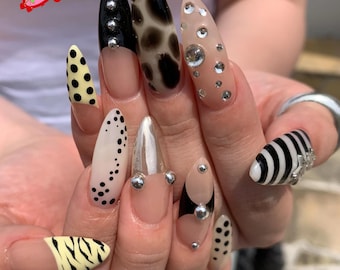 Monochrome Y2K-persnagels, zwart, witte stippen en luipaardprint, trendy nepnagels met zebrastreep amandel, modieuze redactionele nagelset