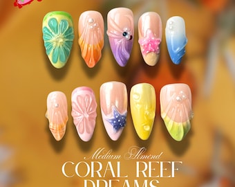 Set di nail art estive colorate: texture effetto gelatina 3D, sfumature ombré, disegni floreali e da spiaggia, unghie finte fatte a mano, unghie a tema frutta per le vacanze.