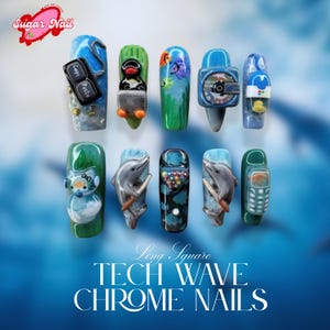 Puede incluir: Una colección de uñas cromadas cuadradas largas con varios diseños, incluyendo un teclado de copiar y pegar, un pingüino, peces, una cámara, un pato, un personaje de Stitch, delfines, una mesa de billar y un teléfono móvil. Se muestra el texto "TECH WAVE CHROME NAILS".