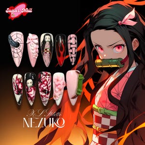 Puede incluir: Una colección de diez diseños de uñas largas y puntiagudas. Las uñas presentan varios diseños, incluyendo arte inspirado en anime, acentos florales y patrones abstractos en rosa, rojo, negro y blanco. También se ve el texto "Sugar Nail" y "De L Stiletto NEZUKO".