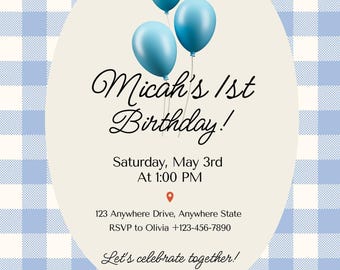 Könnte beinhalten: Ein blauer und weißer Gingham-Hintergrund mit einem weißen Kreis in der Mitte. Der Kreis enthält eine blaue Geburtstagseinladung mit drei blauen Luftballons, dem Text "Micah's 1st Birthday!" und Details zur Party.