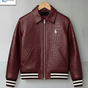 Peut inclure: Panneau en bois rustique avec l'inscription "Welcome to our home" en lettres blanches. Le panneau présente une finition vieillie et un design simple et accueillant, idéal pour un porche ou une entrée.