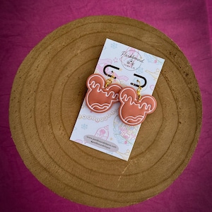 Pendientes de galleta de jengibre de Mickey / Pendientes de arcilla polimérica hechos a mano / Colección navideña / Parkbound Clay Co
