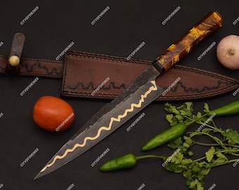 Cuchillo de chef japonés de Damasco forjado a mano con mango de resina y incrustaciones de latón, funda de cuero, regalo de aniversario.