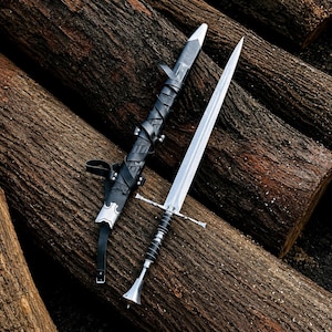 Peut inclure: Une épée en acier à double tranchant avec une garde transversale et une poignée enveloppée de noir dotée d'un pommeau évasé. L'épée est accompagnée d'un fourreau en cuir noir avec des accents métalliques argentés, incluant une pointe.