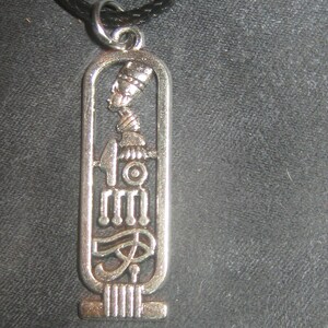35MM SilverTone EGYPT EGYPTE Cartouche Eye Of Horus Nefertiti Pendentif Collier