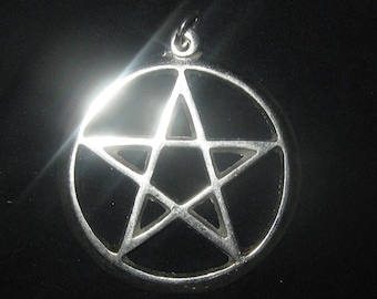 Large 40mm SILVER Tone Pentagram Pentacle Pendant Charm Necklace