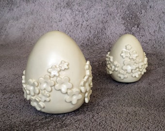 Ceramic Eggs with flowers, Set of two Spring Eggs, Handmade ceramic off White Easter Eggs, Ceramic Decoration, Ceramics and Pottery