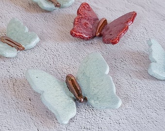 Set von 5 Keramik-Schmetterlingen Wandkunst, MINT- und ROTE Schmetterlinge, Schmetterlingsdekor, handgefertigte Keramik-Schmetterlinge, einzigartige Keramik-Schmetterlinge