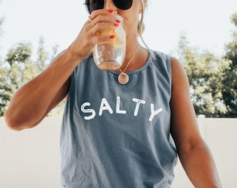 Regata Comfort Colors® Salty, Camisa de Praia da Moda, Camisa de Verão, Camisa de Férias, Roupas de Estilo Colegial para Meninas, Looks de Verão Bonitos para Mulheres