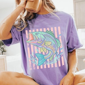 Comfort Colors® Retro Bass Fish Shirt, Pastel Striped Fishing Graphic Tee, Summer Tee Beach Shirt Lake T-Shirt Coastal Shirt Fisherman Gift afbeelding 1