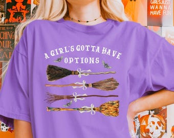 Komfort Farben Ein Mädchen Gotta Have Optionen Shirt, Retro Halloween T Shirt, Hexen Halloween, gruselige Saison Gefühl Witchy Shirt, Trendy